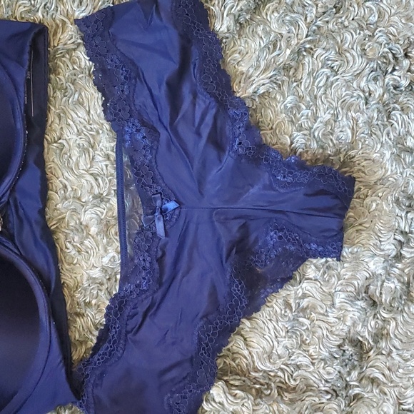 Victoria's Secret bombshell bra and panty set - Picture 2 of 4